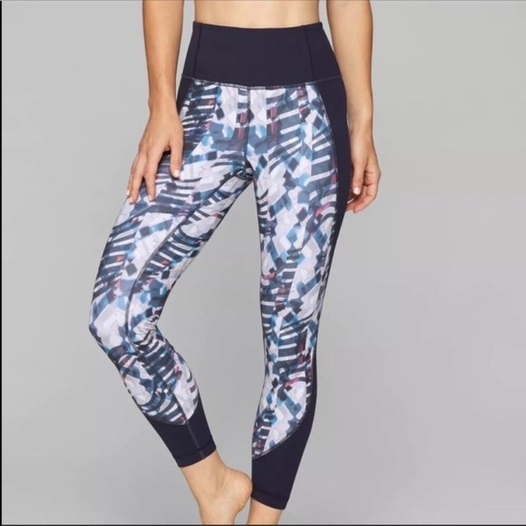 Athleta Distortion Salutation legging